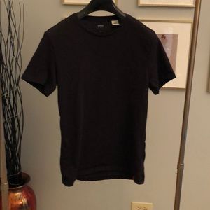 Black Levi’s T-shirt